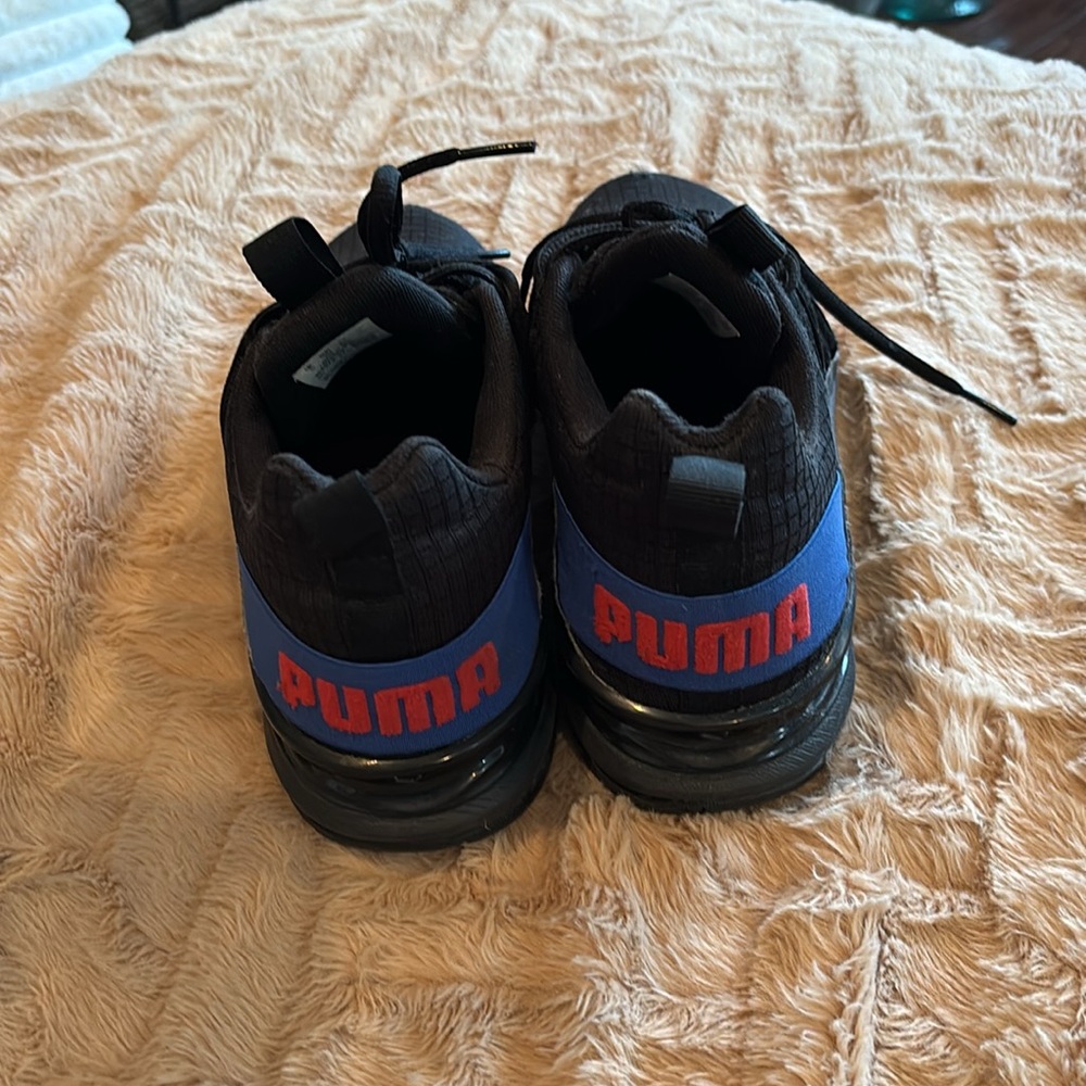 Boys puma has a small tear at the toe on the right shoe pic shown - Picture 3 of 5
